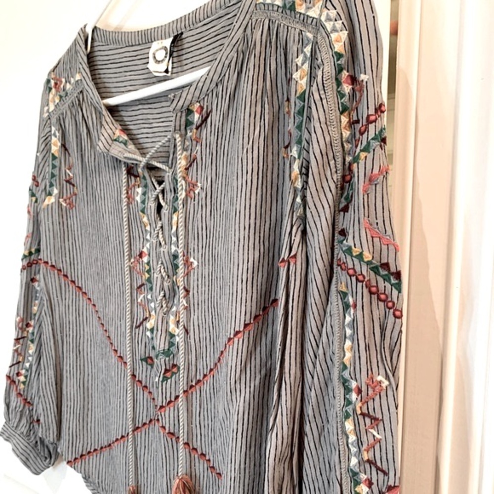 Akemi + Kin Anthropologie Embroidered Tunic Top Size 0 Petite - Picture 3 of 9